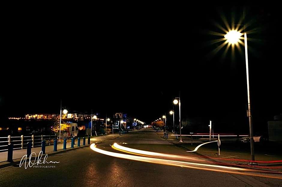 Stylish 2BR: w/free parking & streaming!