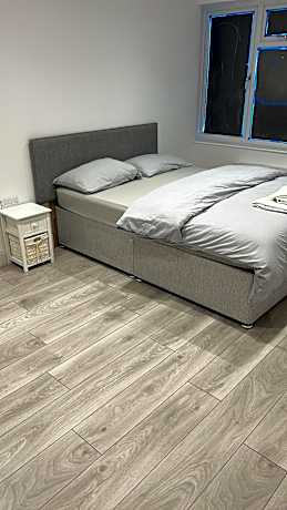 Gatwick Guest House - Short & Long Stay, Airport Parking, Airport Shuttle, Early & Late Check In - 49, RH11 8QX