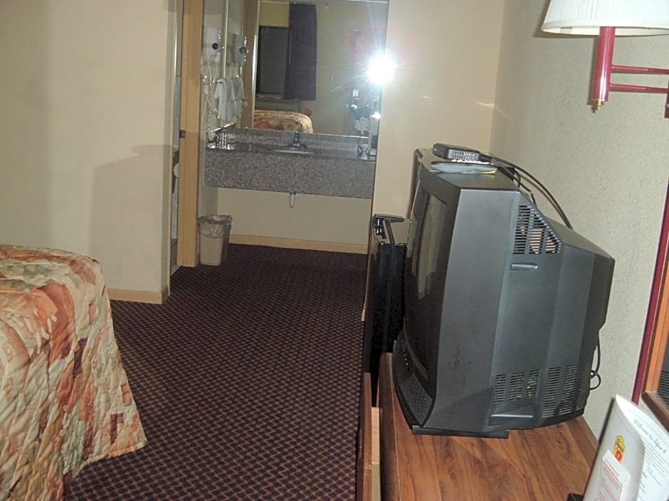 Super 8 by Wyndham Laurel