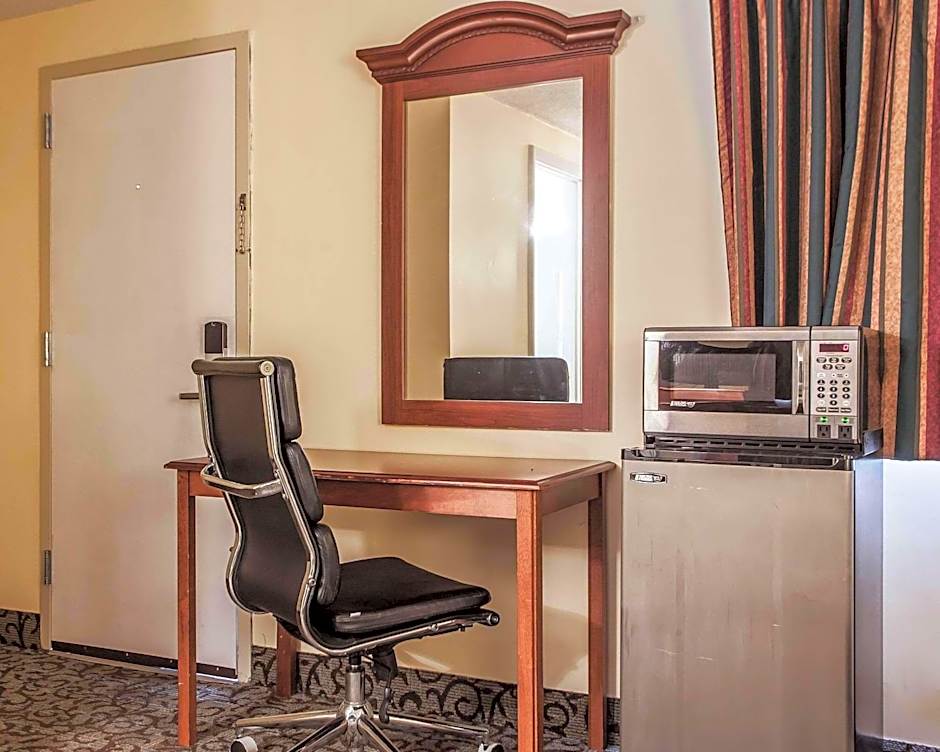Econo Lodge Newton