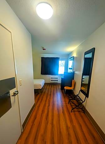 Double Room with Roll-In Shower - Disability Access/Non Smoking/Pet Friendly