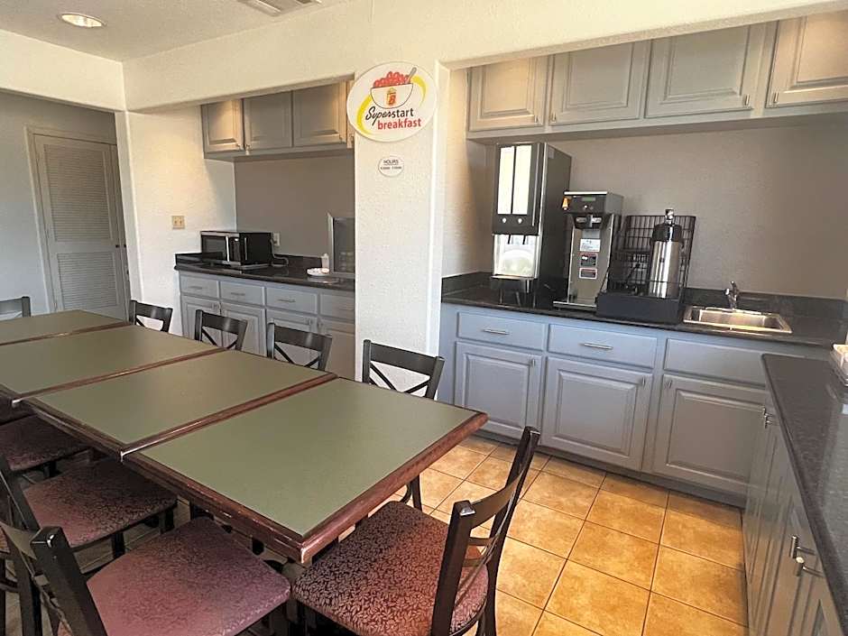 Super 8 by Wyndham Baytown / I-10 – Baytown, TX