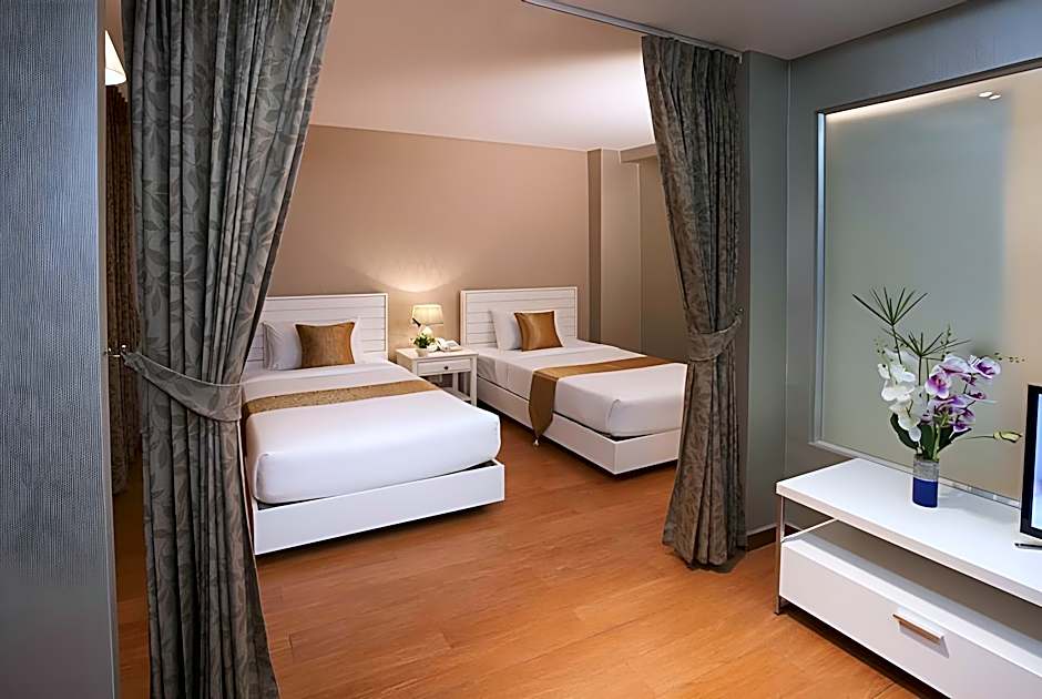 Summit Pavilion Hotel