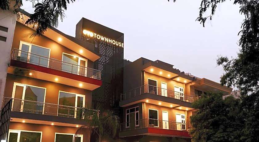 Super Townhouse Galleria Market Near Golf Course Road