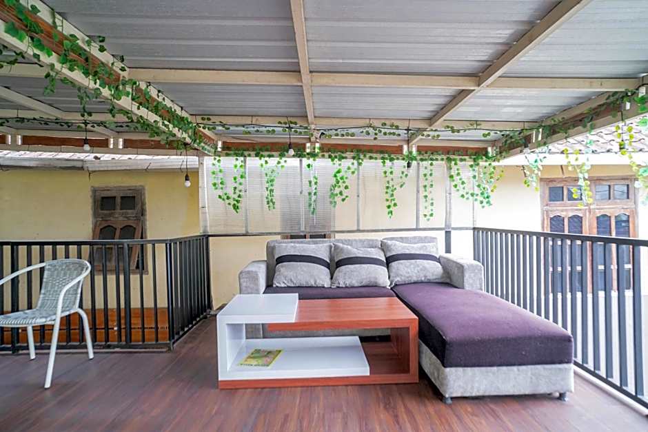 RedDoorz At Villa Akbar 3