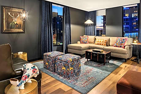 King Suite with Balcony - Victorian