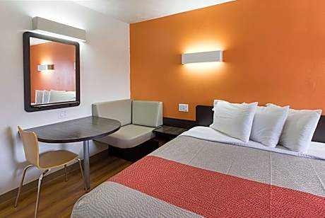 Deluxe King Room - Non-Smoking