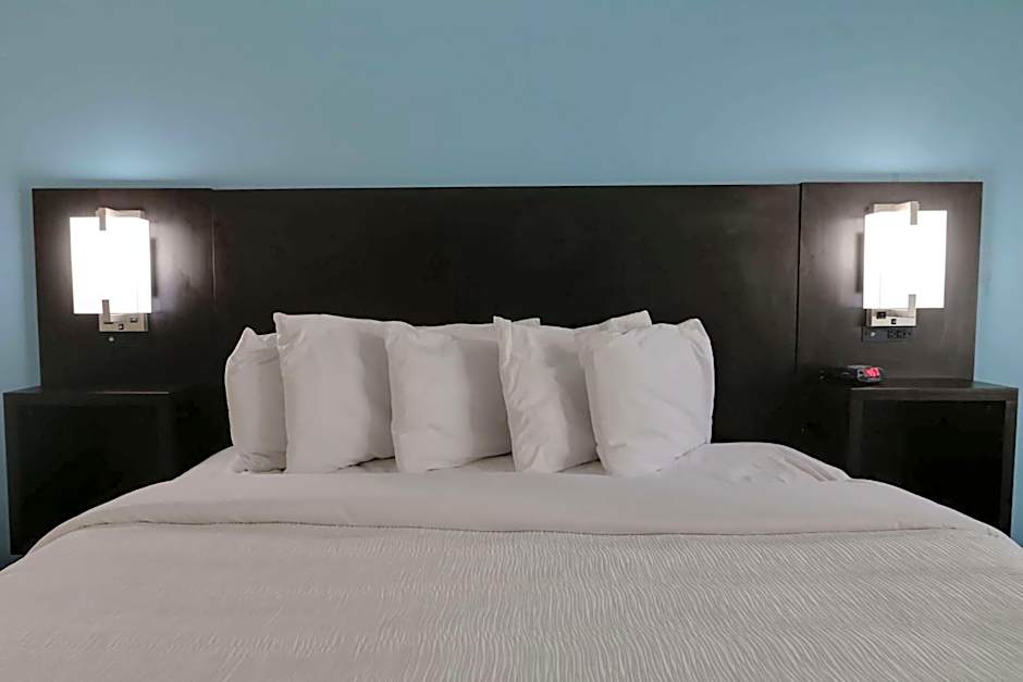 Travelodge by Wyndham Calhoun South I-75