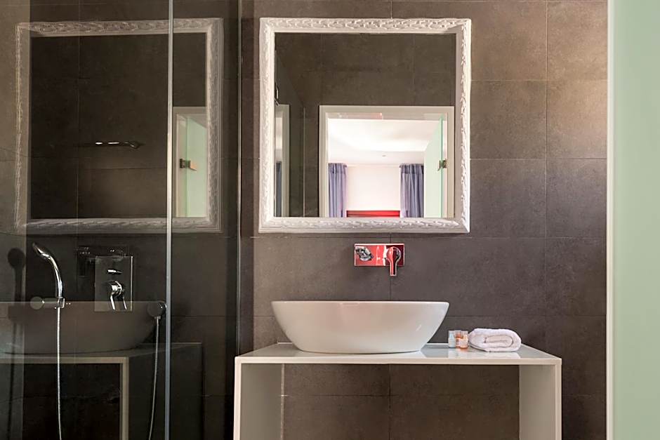 MAR n MAR CROWN HOTEL-SUITES