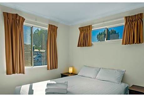 Deluxe 2 Bedroom Cabin – Sleeps 6