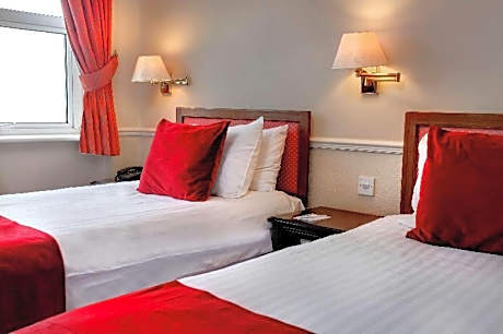 Family Room with One Double Bed and Two Single Beds - Non-Smoking