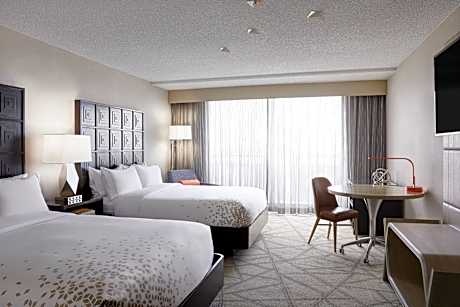 Queen Room with City View - High Floor/Club Level