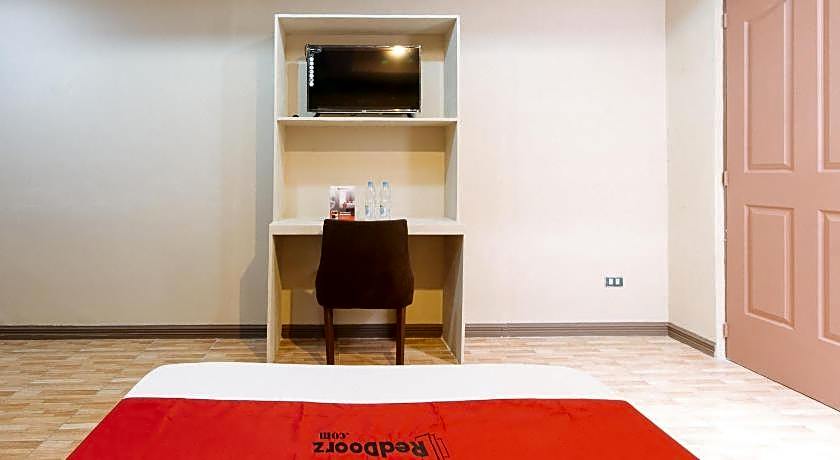 RedDoorz Plus @ Robinson's Circle (Quarantine Hotel)