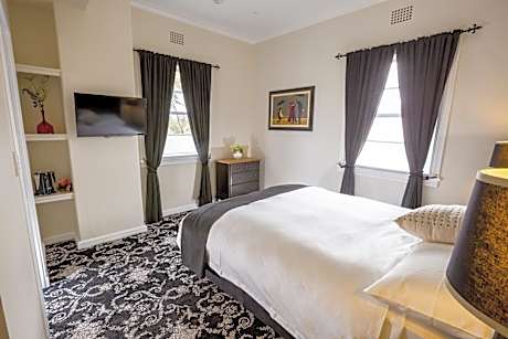 Standard Queen Room (No Pets)