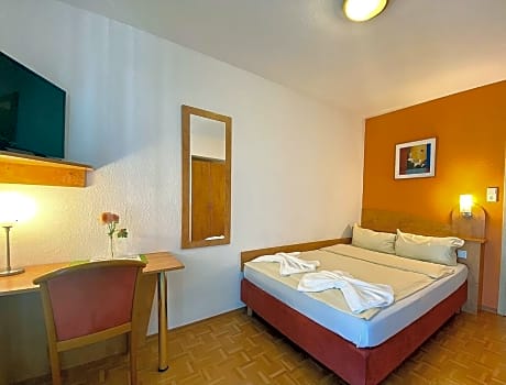 Double or Twin Room with Queensize bed 