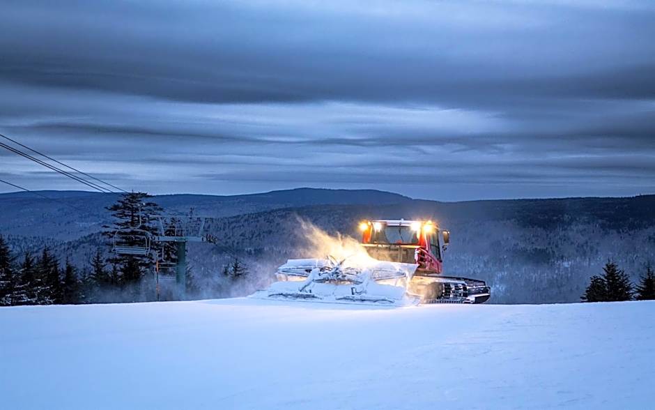 HH 207 Ski-InOut Sunrise Views Village Steps Sleeps 4