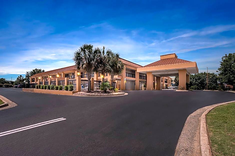 Quality Inn & Suites near Robins Air Force Base