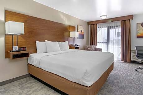 King Room with Lake View - Non-Smoking