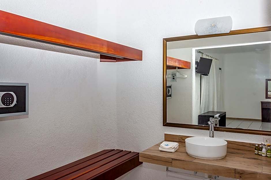Pelicano Inn Playa del Carmen - Beachfront Hotel
