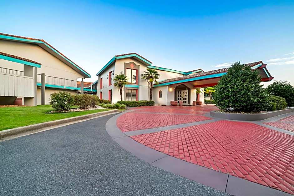 Howard Johnson by Wyndham Columbus Fort Benning