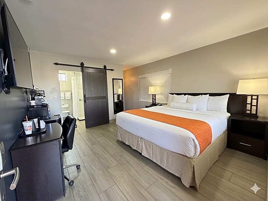 Photo 1 of 5 of Deluxe 1 King Bed, Accessible