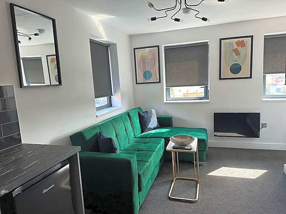 Adam Court Apartments - PE1 - Contractor Friendly - Choice of Studios or 1 Bed Apartments - Free Parking - Sofa Beds - Sky TV - Full Kitchen - Washer Dryer - WiFi