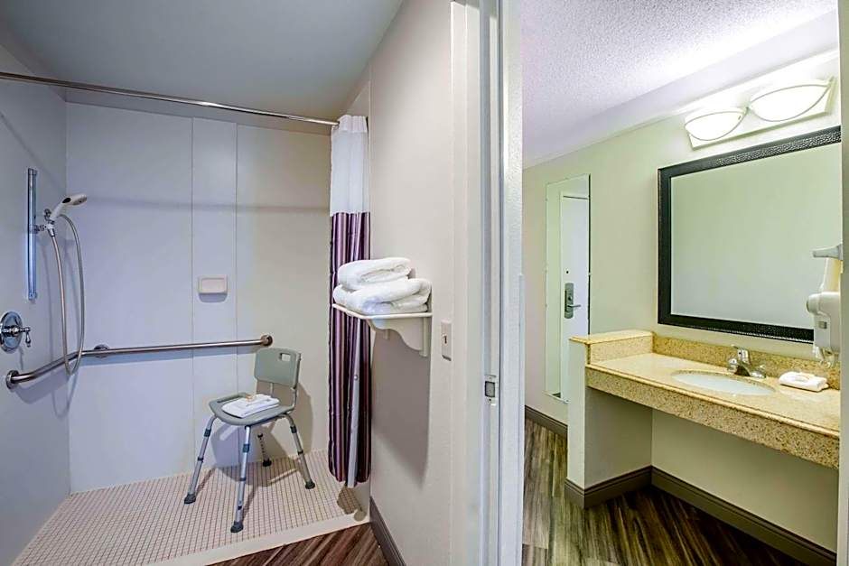 La Quinta Inn & Suites by Wyndham Houston Baytown East