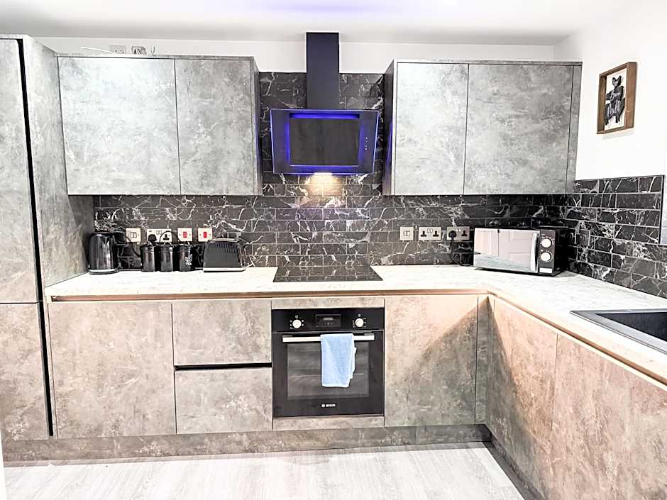 Spacious 2 Bedroom Modern Apartments - Central Location - Free Parking - Smart TV - Washer Dryer - Built for Contractors, Consultants and Work Teams