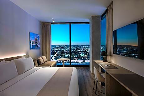 Corner King Room with City View