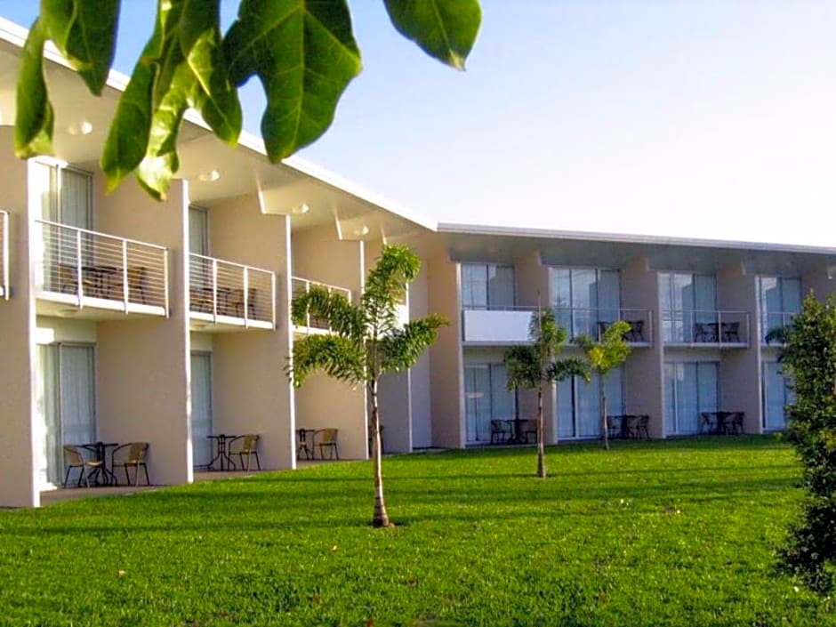 Country Roads Motor Inn