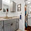 DOWNTOWN Hawaiian Theme Condo with Hot Tub, Pool & Beach - Kona Islander Inn