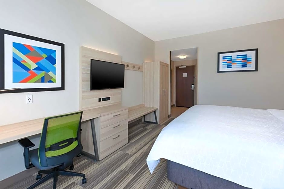Holiday Inn Express & Suites - Grand Rapids Airport - South by IHG