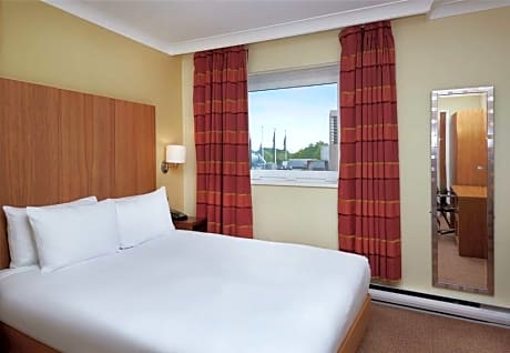 TWIN HILTON GUEST ROOM