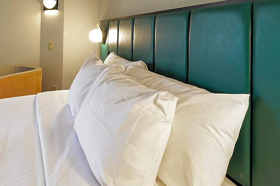 Photo 1 of 16 of 1 King Bed