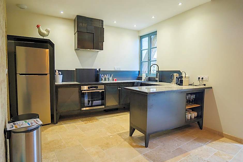 Le Chateau de Candes, sa Tour et ses Suites.