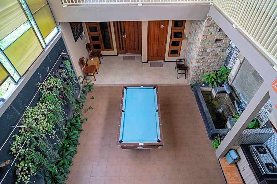 RedDoorz At Villa Akbar 3