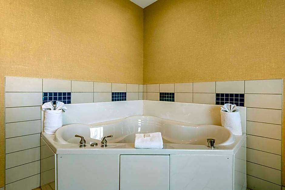 Cambria Hotel Akron - Canton Airport