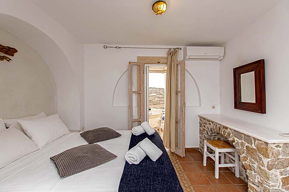 Peristeronas Village