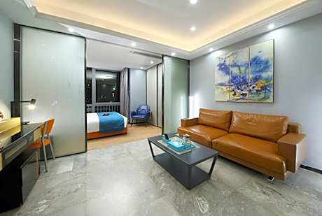 Executive Studio with Queen Bed