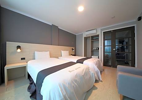 Standard Twin Room with Partial Lake View