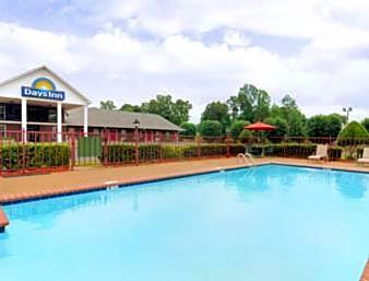 Days Inn by Wyndham Savannah