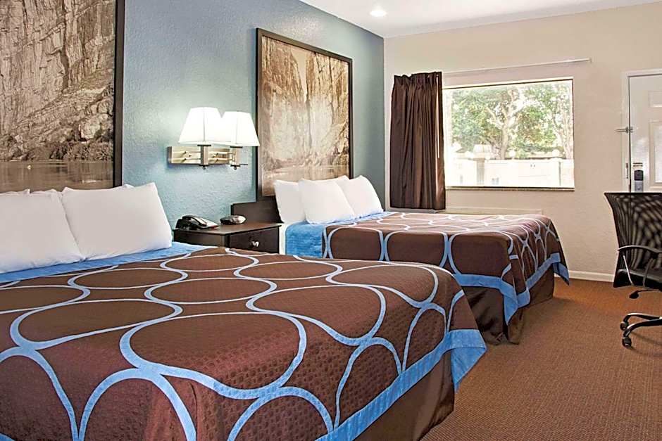 Super 8 by Wyndham Houston/Brookhollow NW