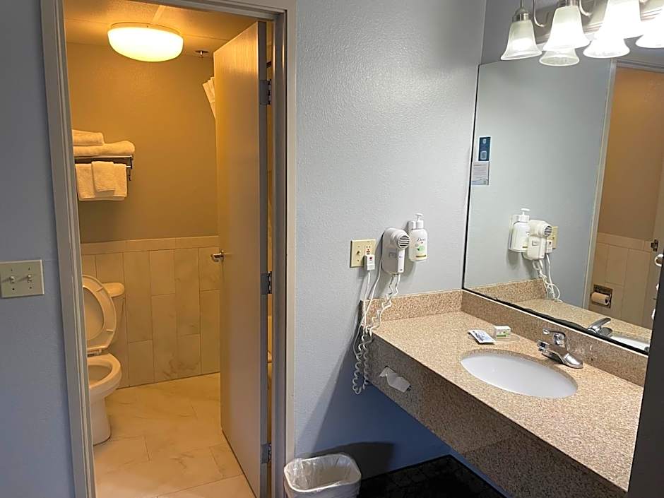 AmericInn by Wyndham Hartford WI