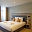Le Phenix Hotel