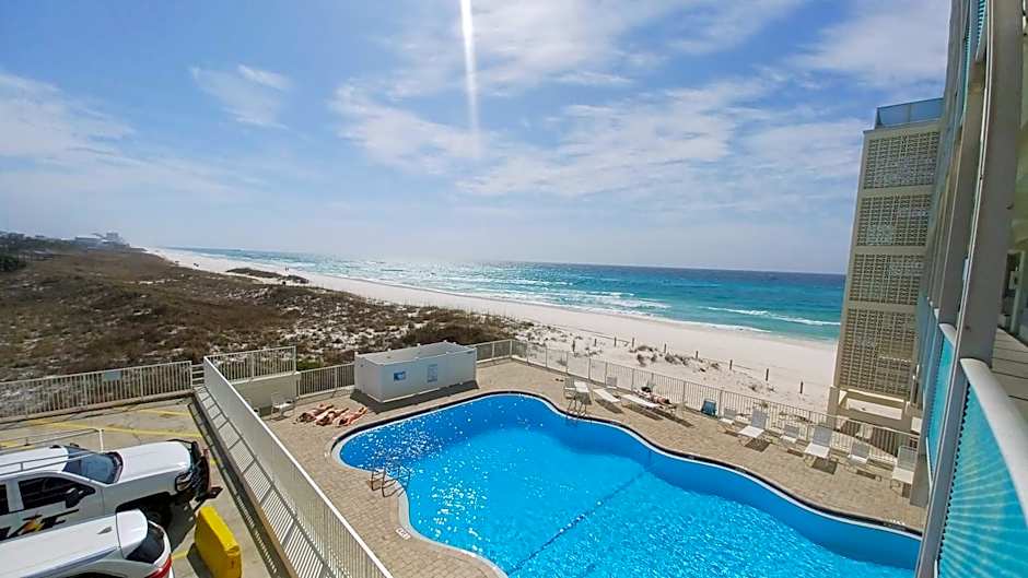 ON THE BEACH! COUPLES GETAWAY,HONEYMOON SWEET, Perfectly Cozy Beach Front Condo, full kitchen, pool, free parking,CHECK-IN AT DOOR
