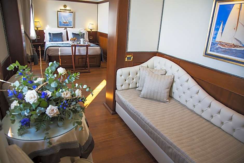 Photo 1 of 10 of Junior Suite, Lagoon View