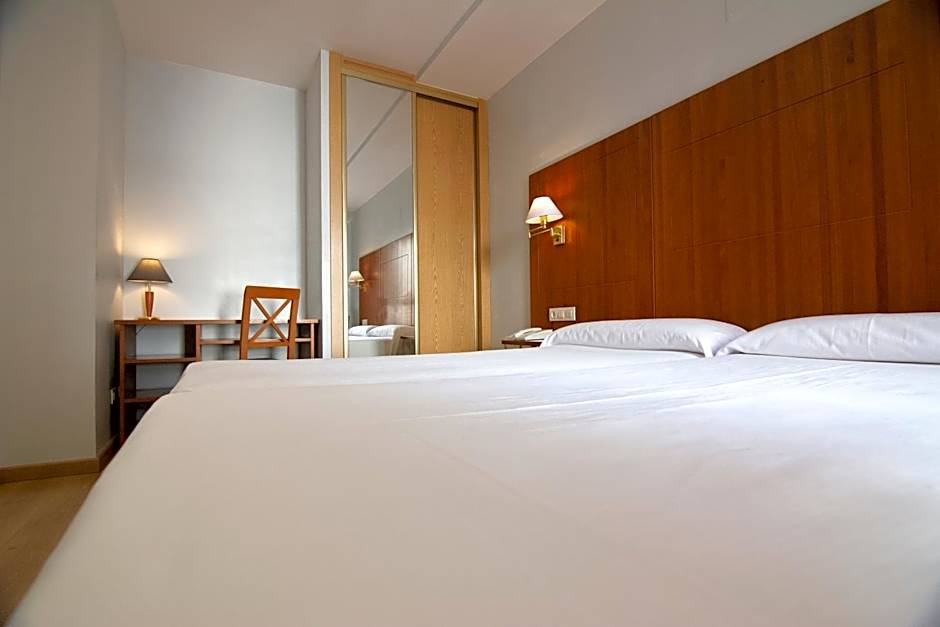 Zdjęcie 1 z 12 — 1 Double Bed or 2 Beds