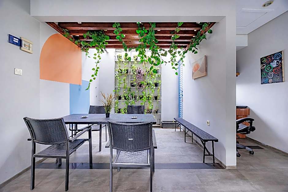 RedDoorz Plus near Radio Dalam 3