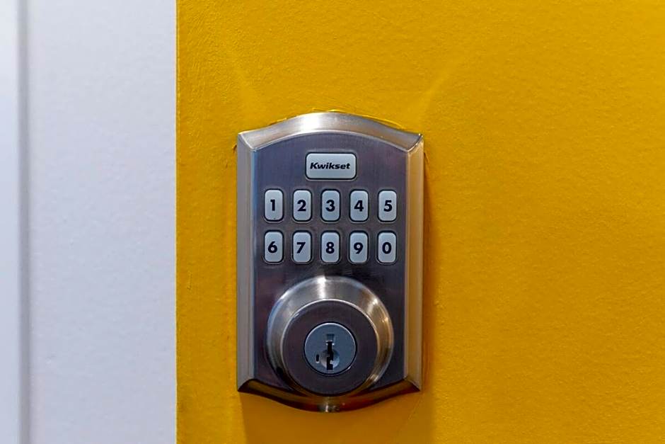 Paid Garage Parking- King Bed-balcony Wd 55" Tv