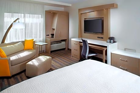 King Room with Sofa Bed and Adapted Tub - Mobility Accessible
